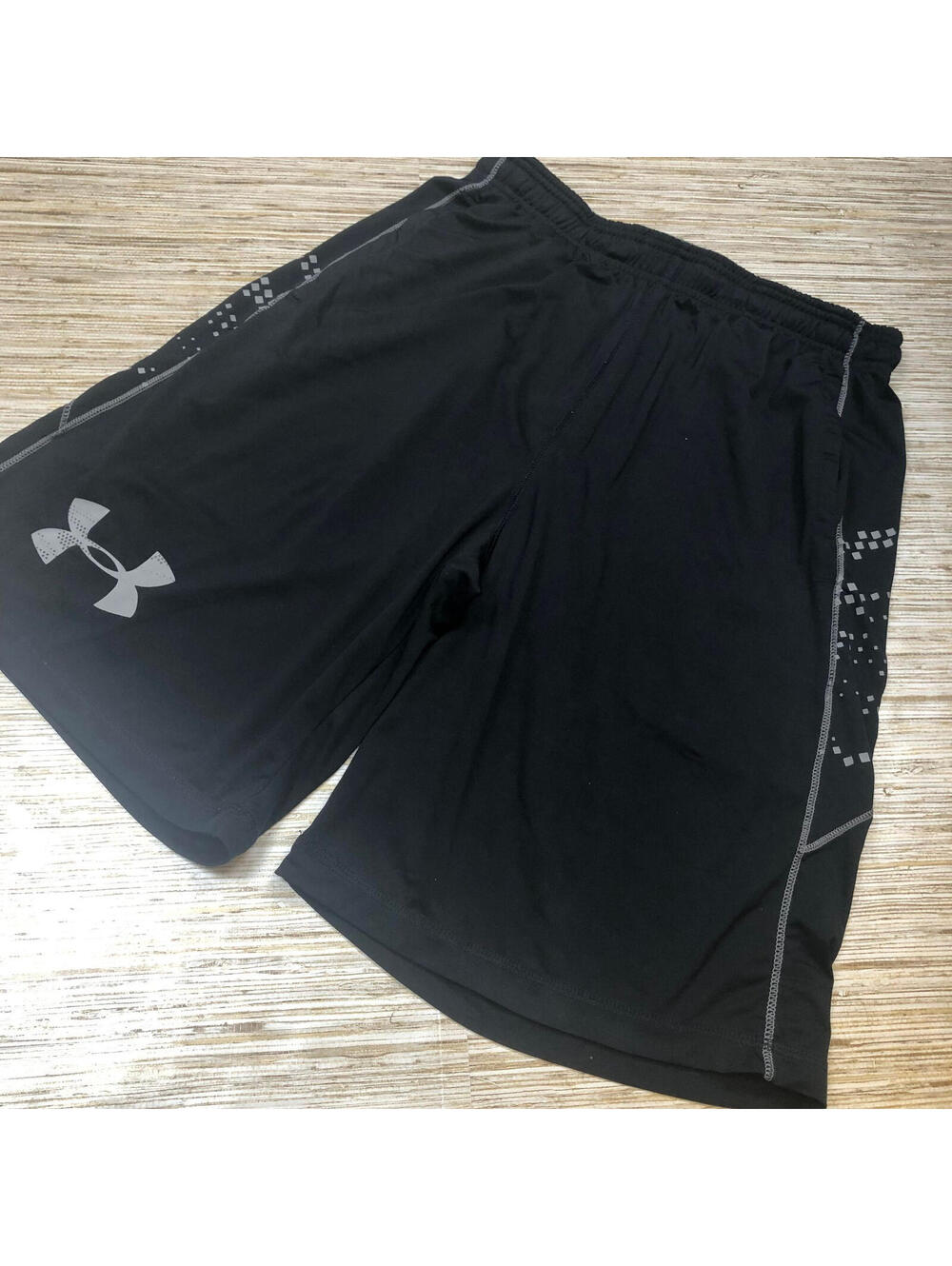 2842 Under Armour mens lightweight basketball shorts BLACK sz M